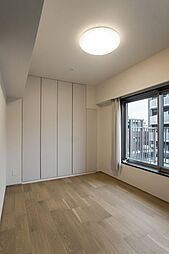 壁の一面を埋め尽くすほどの大容量クローゼット。