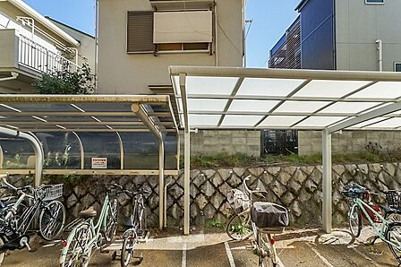 正面にはマンション敷地内にある駐輪場が。視線はやや気になりますが、住民の方が通る場所なので人通りは限定的です。