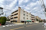 1974年築、全17戸のレトロな低層マンション。長手方向に走っているのは自由通りで、「八雲」のバス停から「渋谷」「目黒」「自由が丘」方面行きのバスが頻繁に発着しています。1階には店舗が入っています。
