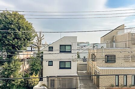 低層の住宅街に建っていることもあり、3階に所在しているにもかかわらず、空が広く見えるのがうれしいです。夜には小さめですが「東京タワー」もきれいに見えるそうです。