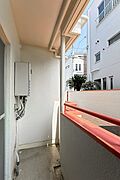 北東側にはコンパクトなバルコニーが付いています。正面には建物の外壁とマンションの駐輪場が見えます。