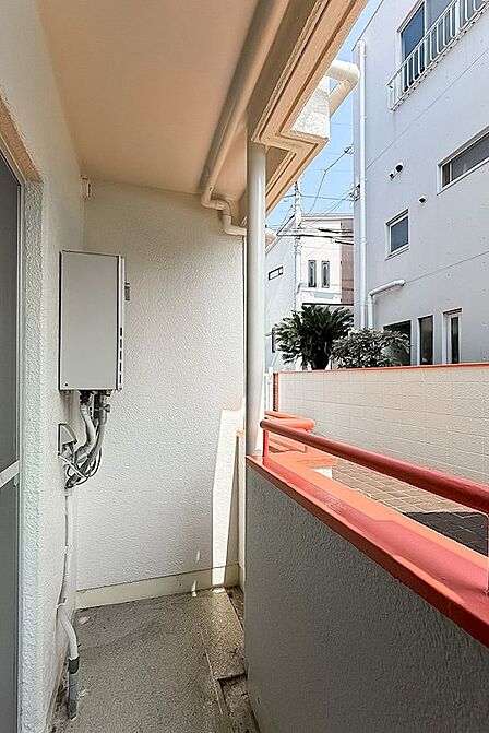 北東側にはコンパクトなバルコニーが付いています。正面には建物の外壁とマンションの駐輪場が見えます。