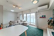 LDKと約4.7帖の洋室は引き戸で仕切られており、扉を開け放てば拡張リビングとして使うこともできます。