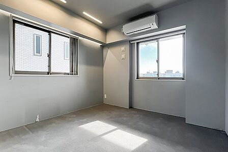 洋室B/南東側はお隣の建物が近接していますが、風通し用の窓としては十分。南西の腰窓からは、もちろん先ほどの気持ちのいい景色が堪能できますよ。広さは約6帖です。