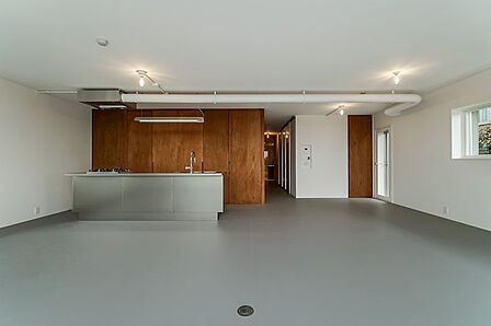 リビングとダイニングそれぞれに床暖房を完備。全ての窓にインナーサッシも設置され、室内は一年を通して快適に保たれます。