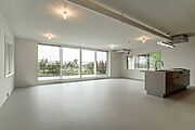 約29.2帖の大空間。三面の窓に囲まれた、北西向きのLDK。外の景色と一体になれる、贅沢な開放感を味わえます。