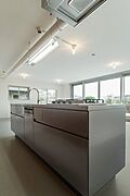4口コンロ、ミーレ製食洗機、グースネック型水栓を備え、機能面も充実。キッチン背面には大容量パントリーと冷蔵庫スペースを備えているので、家電や食器も扉の中にすっきり収納可能です。