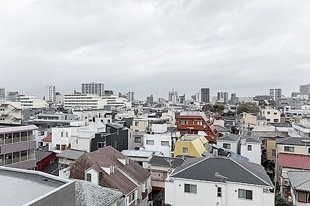 バルコニーからの眺望/北西向きのバルコニーからは、抜けのある気持ちのよい眺望を望めます。