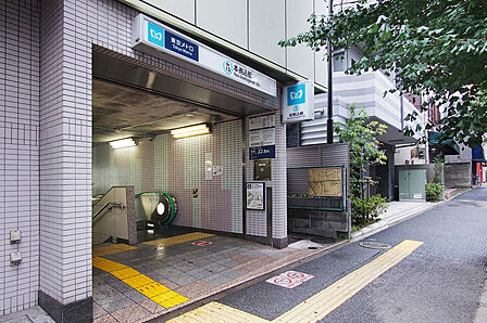 最寄りの東京メトロ南北線「本駒込」駅までは徒歩1分。 都営三田線「白山」駅も徒歩5分にあり、2駅2路線利用可能。