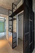 家電類は背面の造作棚に、冷蔵庫は壁の裏に配置できる設計です。