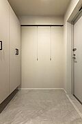 玄関壁面にはお気に入りの絵画などを飾れるようピクチャーレールが備わっています。