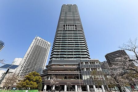 マンションは地下3階・地上53階建、総戸数712戸のタワーレジデンス。都営大江戸線「勝どき」駅に直結しており、雨に濡れずに帰宅できます。