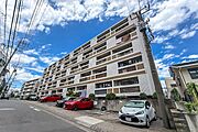 1968年竣工、バルコニーのスクエアの意匠が印象的な建物。エレベーターが備わっていないので、住戸までは階段を使ってアクセスします。2021年に大規模修繕工事が実施されました。