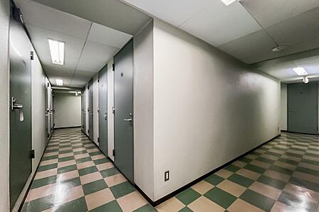 トランクルームはマンションの地下に設けられています。