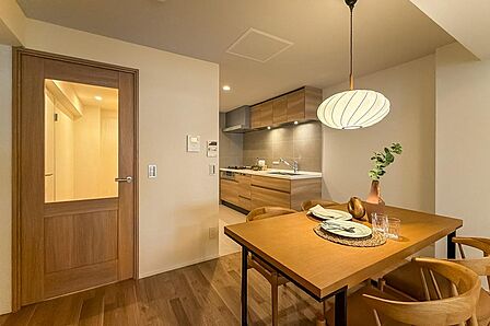 リビングダイニングから視線が届きづらい位置に調理家電を収納できるため、生活感を抑えられますよ。