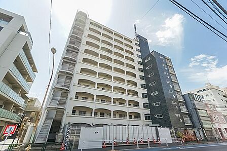 JR中央線・京王井の頭線「吉祥寺」駅から徒歩7分の場所に位置する、1969年竣工のマンション。レトロな雰囲気漂う外観が目を惹きます。2027年5月頃まで、耐震補強・大規模修繕工事を実施しています。