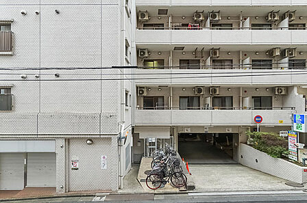 バルコニーからの眺望。2階に所在しているため、目線はやや近め。道路との距離感などは、現地でもご確認くださいね。