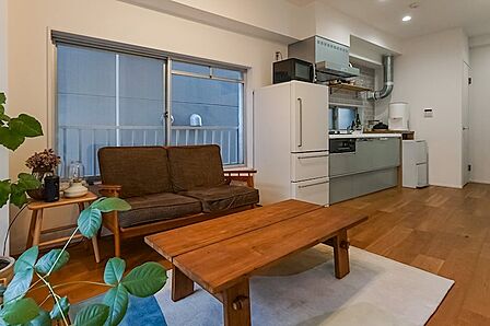 LDKの広さは約9.8帖で、南西と北西の窓に面した角部屋住戸です。