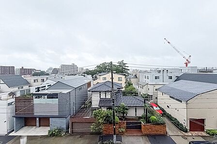 東向きバルコニーからの眺望/空を遠くまで仰げる、バルコニービュー。周辺の建物は目線より下にあり、視線はそこまで気にせずに過ごせそうな印象です。