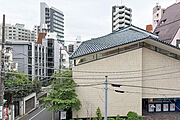 こちらは南東向きバルコニーの正面。青い屋根の建物は「ヨックモックミュージアム」です。