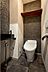 トイレ：トイレスペースもモノトーンで統一。独立手洗い器は、洗面台とリンクしたデザインで素敵です。