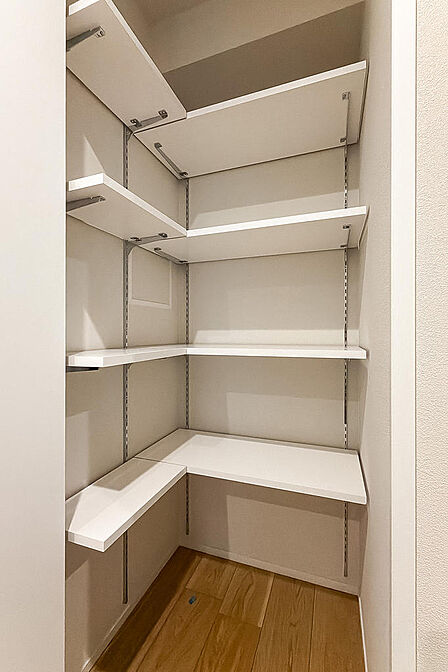 可動式棚が備わった機能的な収納。季節家電や掃除用具の置き場にぴったりです。