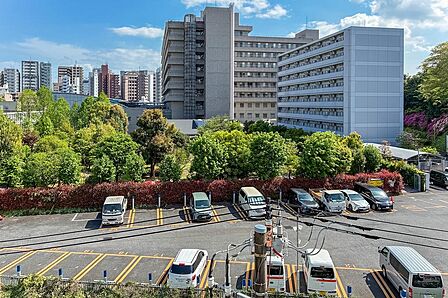 目の前には「NTT関東病院」の建物、その手前には同敷地の駐車場が広がっています。