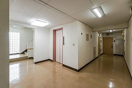 住戸のある5階。エレベーターホールは雨の日も快適な内廊下設計で、スペースにゆとりがあります。玄関ドアの細かなデザインにも、ヴィンテージらしいかわいさを感じますね。