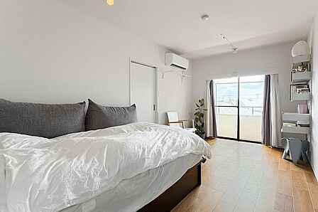 約8.6帖の洋室の床には、突板を採用しています。