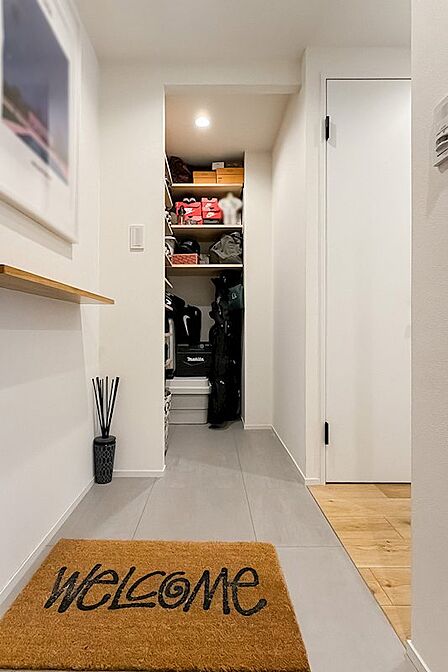 玄関/玄関の正面にはシューズインクローゼット（SIC）が。畳んだベビーカーやキャンプ用品も一緒に置けるゆとりがあります。