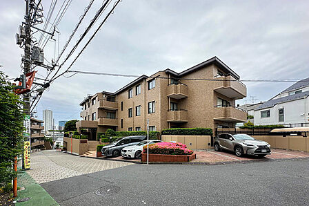 1983年竣工、大手ゼネコンの大林組によって施工されたマンションで、新耐震基準に適合しています。(2025年6月撮影)