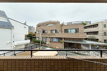西向きのバルコニー。周辺には低層住宅が広がり、空は広く開けています。