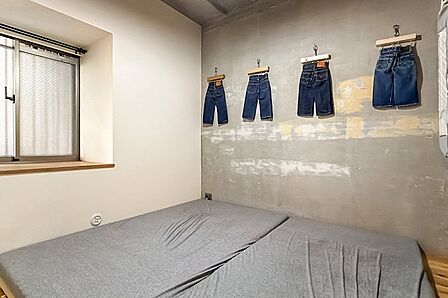 玄関入ってすぐのところには約5帖の洋室。