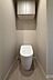 トイレ：トイレは廊下からアクセスする動線。お手入れがしやすいタンクレスタイプ。