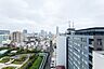 その他：玄関側からLDKまで配された、ワイドスパンのルーフバルコニーからの眺望