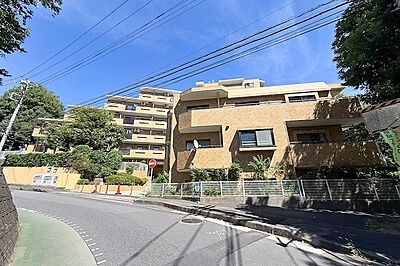 外観：1986年竣工。新府中街道のトンネル上に位置する傾斜地に建っています。最寄り駅からは大きなアップダウンを感じることなくアクセス可能。周辺には遊歩道や緑地があり、身近に緑を感じられる環境です。