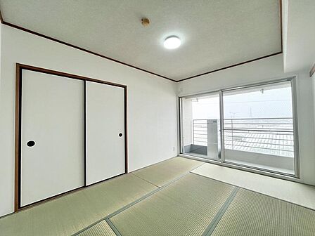 【和室】やわらかな畳の香りが心地よい和室。陽当たりも良く、くつろぎの空間や寝室としても活用できます。
