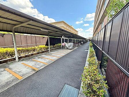 【駐輪場】屋根付きの駐輪場を完備。雨の日にも利用しやすく、日々の自転車移動に便利です。現地（2026年8月）撮影