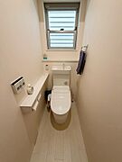 各階にトイレがあると、来客時にも気兼ねなく使えて便利です。また、朝の忙しい時間も余裕を持って出かけられます。室内（2026年3月）撮影