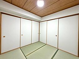 【和室】リビングとつながる和室は、くつろぎの空間としてはもちろん、客間やお昼寝スペースなど多目的に利用できます。現地（2026年3月）撮影