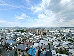 【眺望】遮る建物が少なく、遠くの山並みまで望める開放的な眺望。毎日の暮らしに心地よさをプラスします。現地（2026年3月）撮影