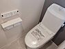 トイレ：温水洗浄便座付きで、清潔感のあるトイレ空間です。