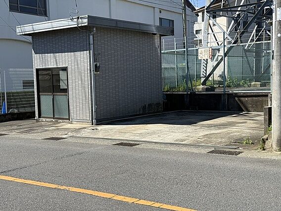 建物と駐車場