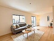 家族と過ごす時間を大切にしたい方にぴったりの明るくゆとりある住空間です。 モデル棟 ※家具はイメージパースとなります。