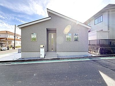 外観:完成済みなので即日ご案内可能です! 写真では伝わりきらない、光と風の通り道をぜひ現地でご体感ください。 外観:完成済みなので即日ご案内可能です! 写真では伝わりきらない、光と風の通り道をぜひ現地でご体感ください。
