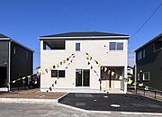 小学校まで徒歩４分なのでお子様の通学も安心！！スーパー徒歩７分・コンビニ徒歩４分・ドラッグストア徒歩３分と生活に便利な環境！！