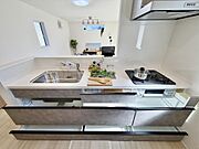 使いやすいシステムキッチン。収納スペースもたっぷり