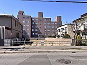 東向きに開けたゆとりある約９８坪の整形地！前面１４．５４ｍ公道に面し、車の出入りもスムーズで二世帯住宅やアパート用地にも検討しやすい広さです！現地（２０２６年４月）撮影