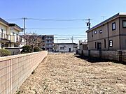 平坦な地勢で建築計画も進めやすく、基礎工事の検討もしやすい現況！敷地全体の広さが体感できる現地の様子です！現地（２０２６年４月）撮影