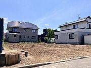 【更地につき即引渡可】解体費用がかからず、スムーズに建築へ進めます。３２６平米超のゆとりある敷地で、ドッグランや家庭菜園など趣味を楽しむスペースも十分に確保できます。現地（２０２５年６月）撮影